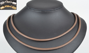 Kort halskæde i gråbrun kalveskind med lås efter eget ønske. 2x1 omgang. Tykkelse 3,5 mm.